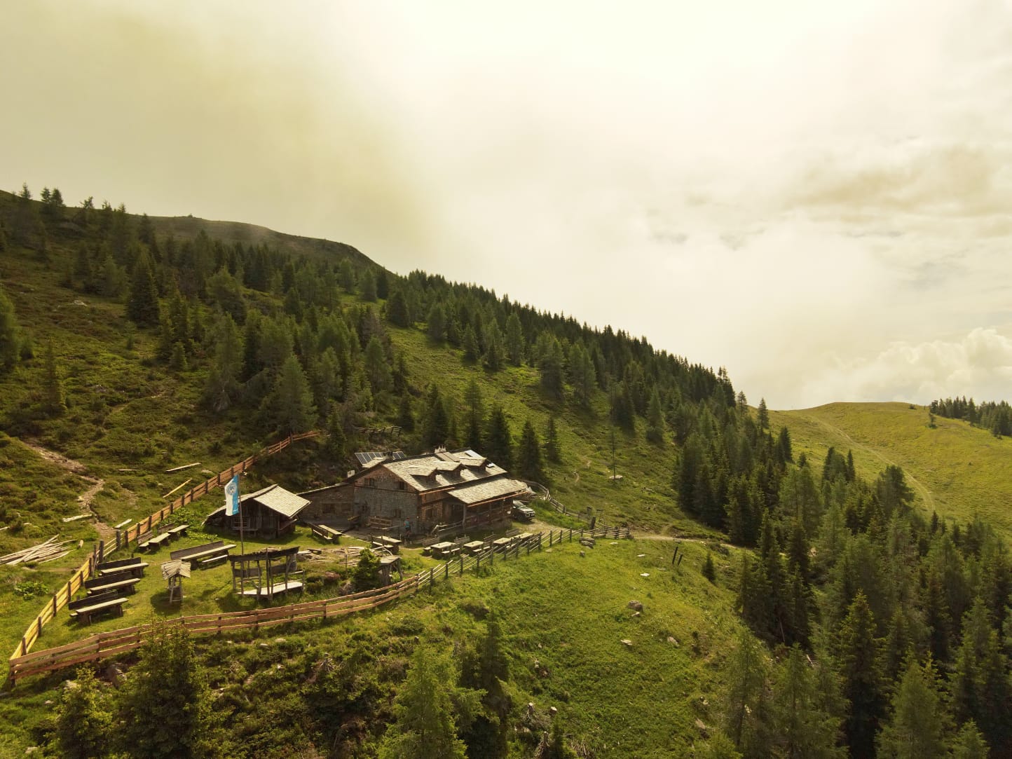 Vogelperspektive auf die Hütte