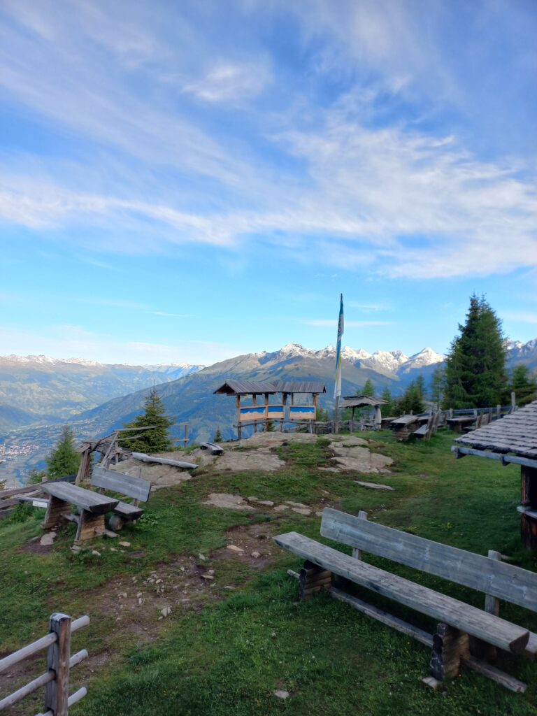 Blick ins Tal und auf die geschnitzte Panoramatafel